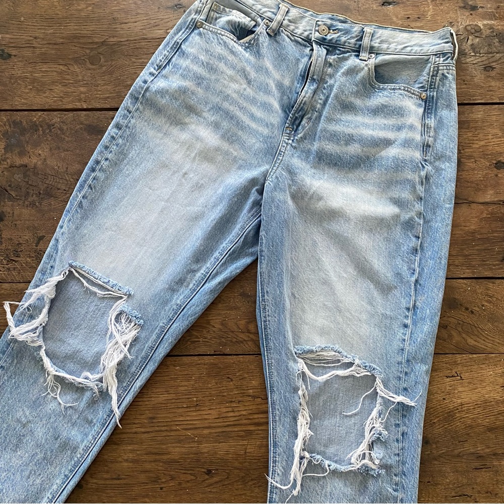 American Eagle Outfitters High Rise “Mom”  Jeans Distressed
